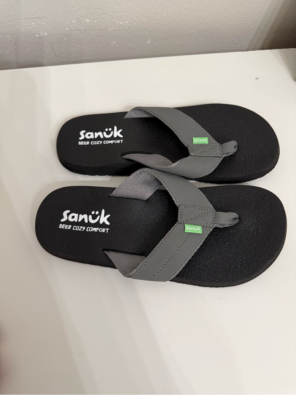 Sanuk Beer Cozy Comfort Flip Flops Gray Black Sandals Men’s Size 8 Beach Casual